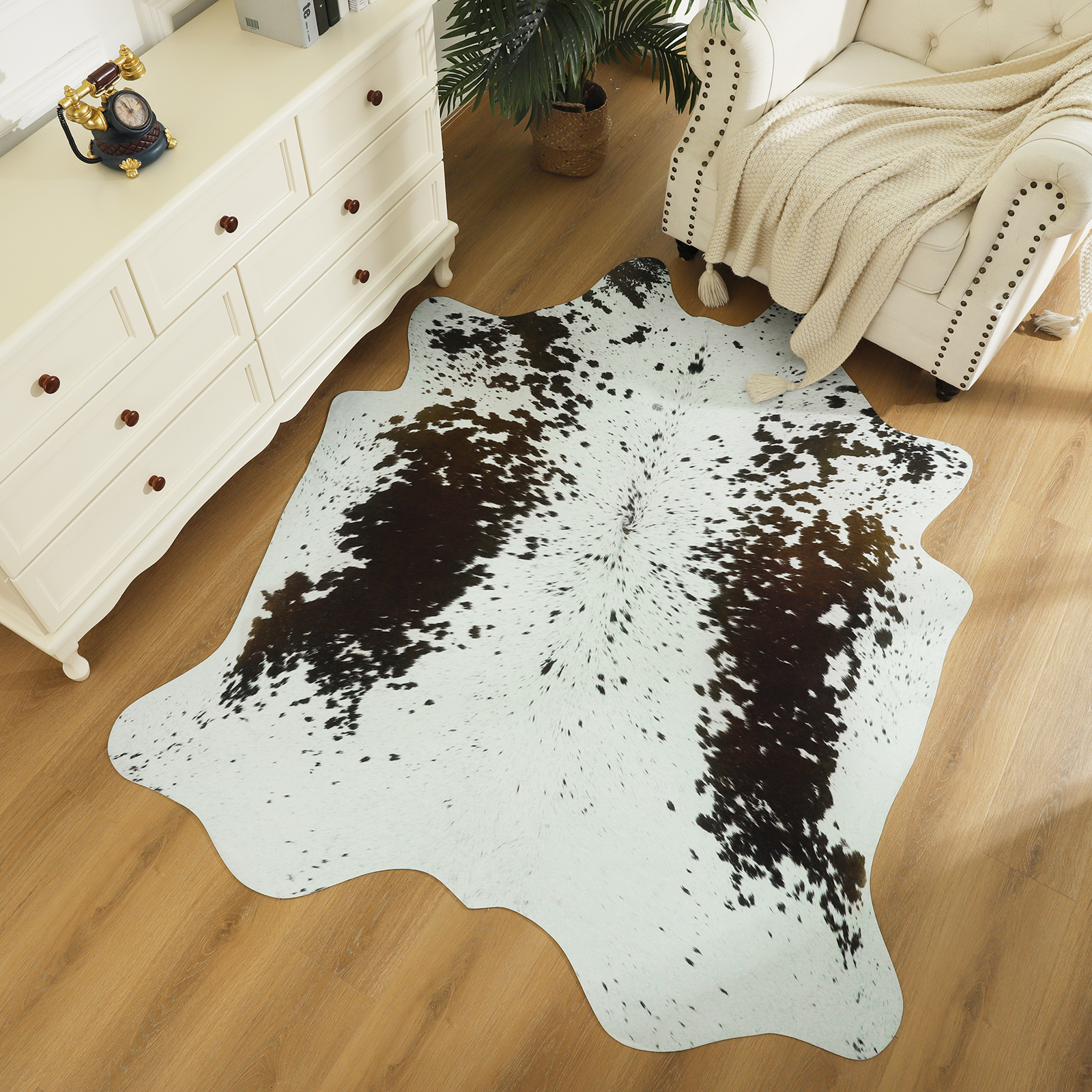 B Benron Luxury Cowhide Rug Retro Cow Hide Vintage Print Large Ultra Thin Faux Rugs For Living Room Non Slip Area Industry Style Hearth Western Decor White